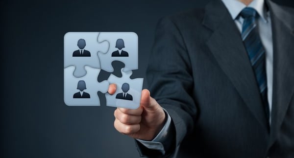Consulting als Sprungbrett: Hand berührt vernetzte Personen-Symbole