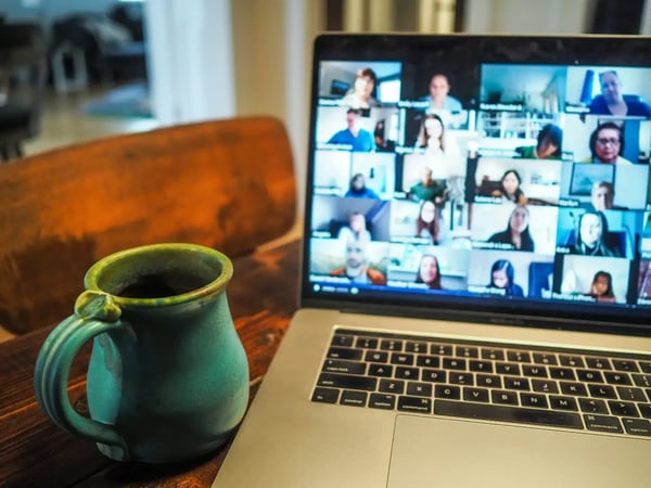 Consulting Plattform: Videokonferenz mit vielen Teilnehmenden auf einem Laptop