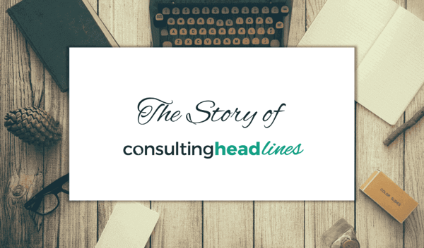 Story von consultingheadlines: Schild „The Story of consultingheadlines“ auf einem Schreibtisch mit Schreibmaschine