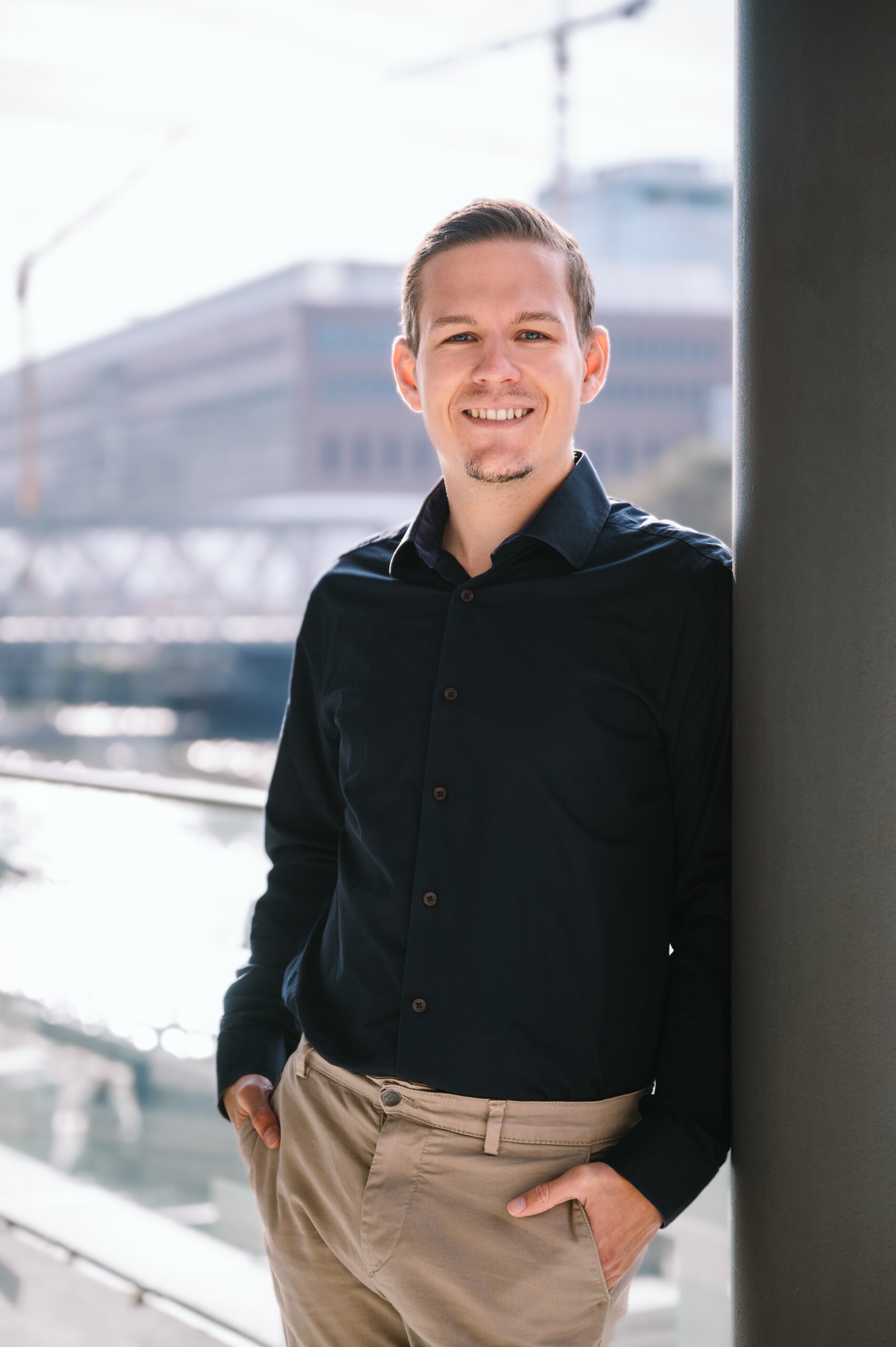 Timo-mit-Hintergrund--scaled