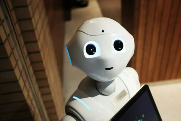 HR-Trends 2024: Humanoider Roboter mit Tablet
