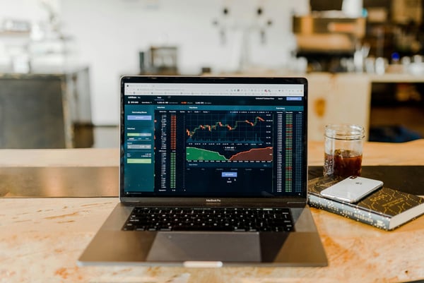 Supply Chain Automatisierung: Laptop mit Kennzahlen-Dashboard auf einem Tresen
