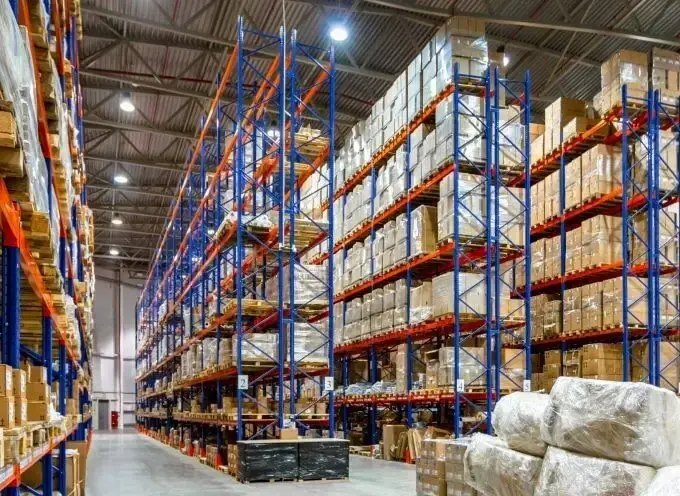 Restrukturierung in Logistik und Transport – Hochregallager im Betrieb