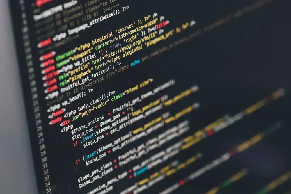 Quellcode einer gewachsenen Fachanwendung auf einem Entwicklerbildschirm