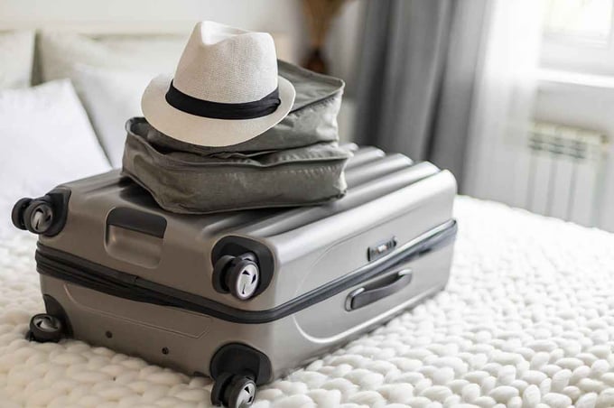 Kundenerlebnis auf Reisen: gepackter Koffer vor der Abreise
