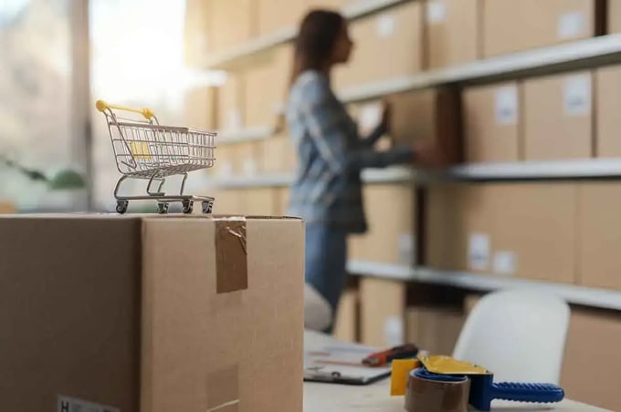 Warenlager mit Sortimentsartikeln im Handel