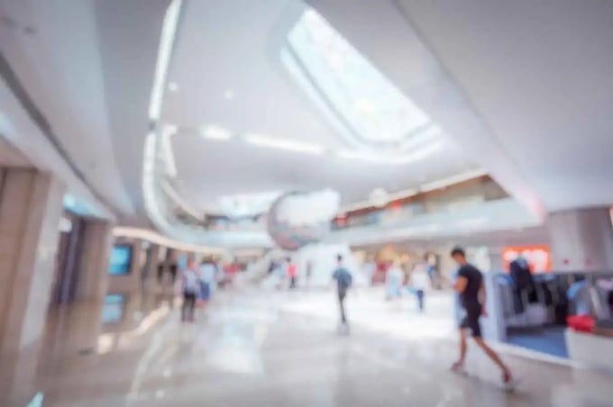 Shopping center as an image of stationary retail and online retail