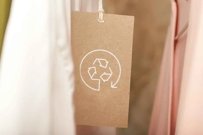 Sustainability in retail: shopper in front of a shelf of sustainable products