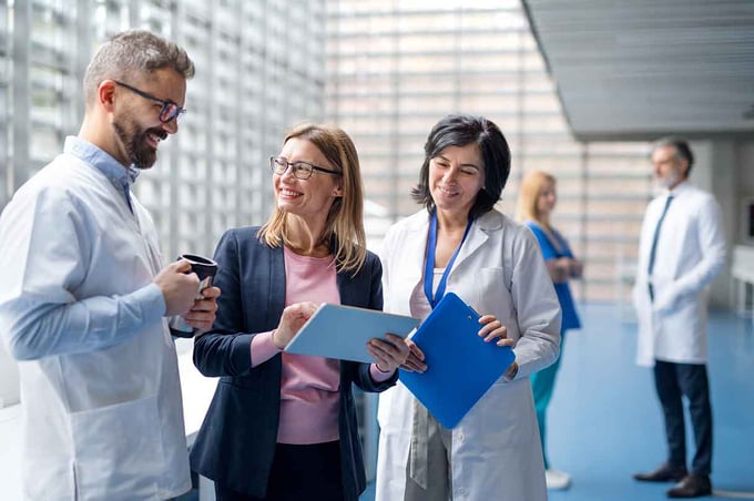 Ärztinnen und Ärzte besprechen die Materialauswahl im Klinikalltag