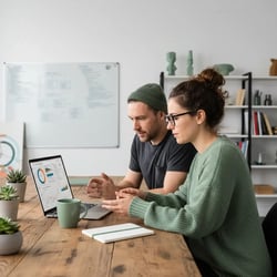 Freelance GitOps / ArgoCD Engineer im Projektteam bei der Arbeit