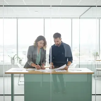 Freelance Go-to-Market (GTM) Strategist im Projektteam bei der Arbeit