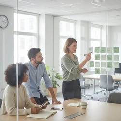 Freelance Kostenanalyse-Berater Team bei der Arbeit
