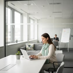 Freelance Marketing Automation Specialist im Projektteam bei der Arbeit
