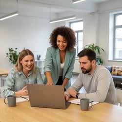 Freelance Projektqualitätsmanager im Projektteam bei der Arbeit
