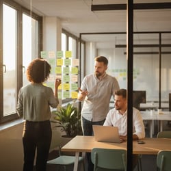 Freelance Six Sigma Black Belt im Projektteam bei der Arbeit
