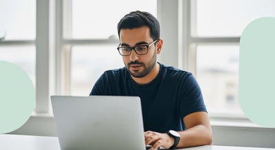 Freelance Backend Developer (Java / Python / Go) im Projektteam bei der Arbeit