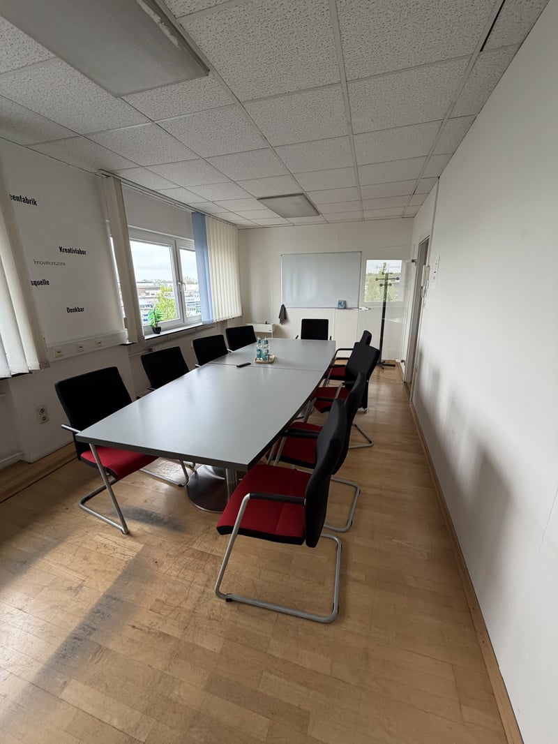 Besprechungsraum im consultingheads-Büro in Leverkusen mit Konferenztisch und Whiteboard