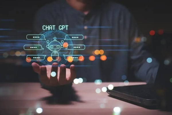 AI Recruiting: Hand mit Chat-GPT-Hologramm
