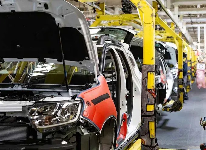 Restrukturierung bei Automobilzulieferern – Montagelinie in der Fahrzeugfertigung