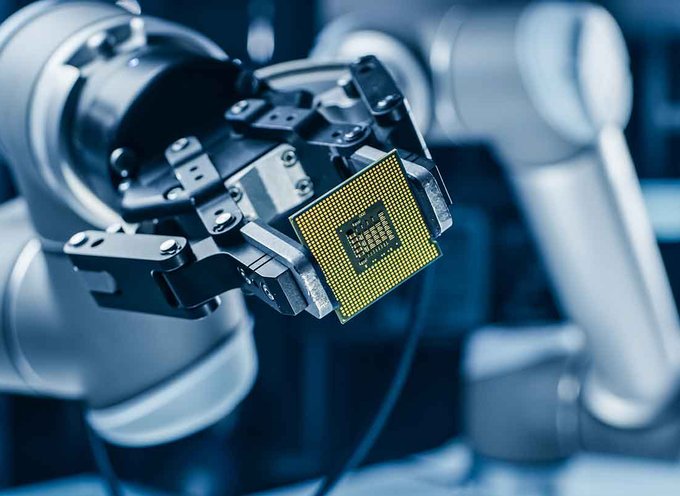 Roboterarm mit Steuerungsbaustein als Bild für eingebettete Software