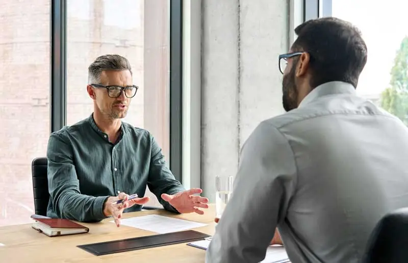 consultingheads Beratungsgespräch, 2 Herren sitzen sich gegenüber