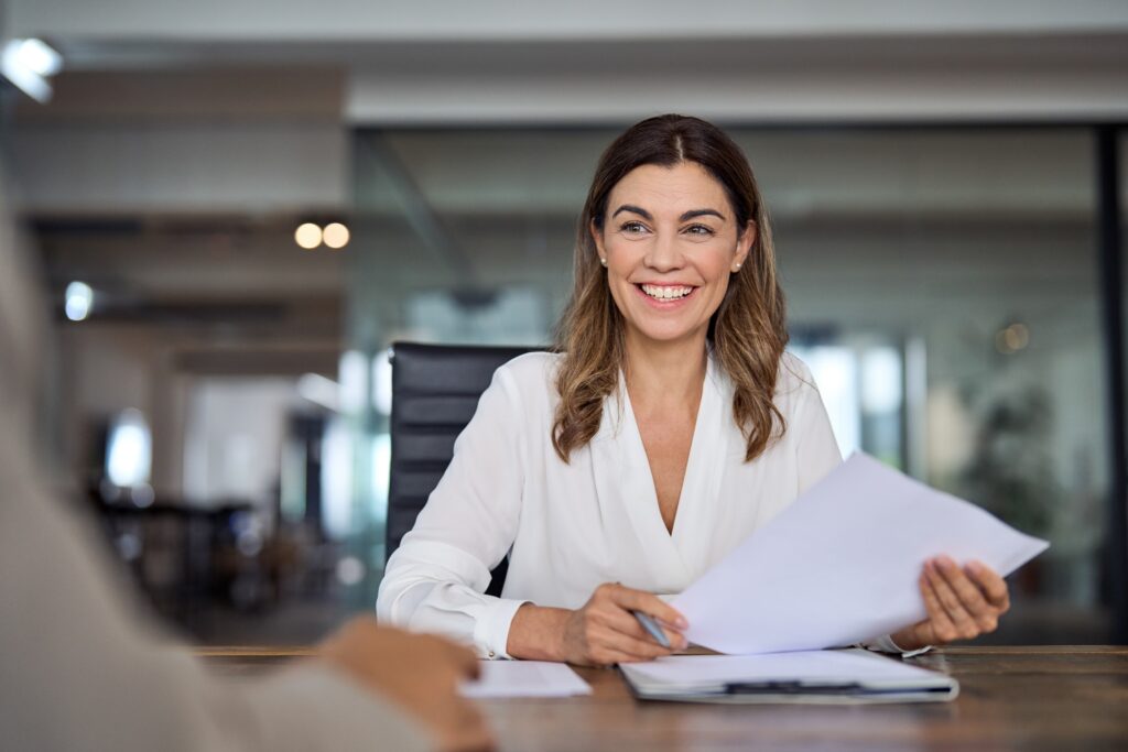 Office, Frau mit Freelancer CV, Blatt in der Hand